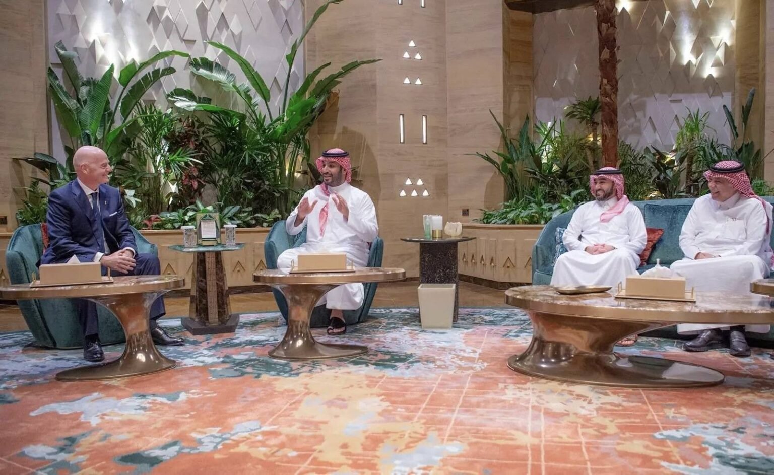 Бин Салман делает ставку на большой футбол