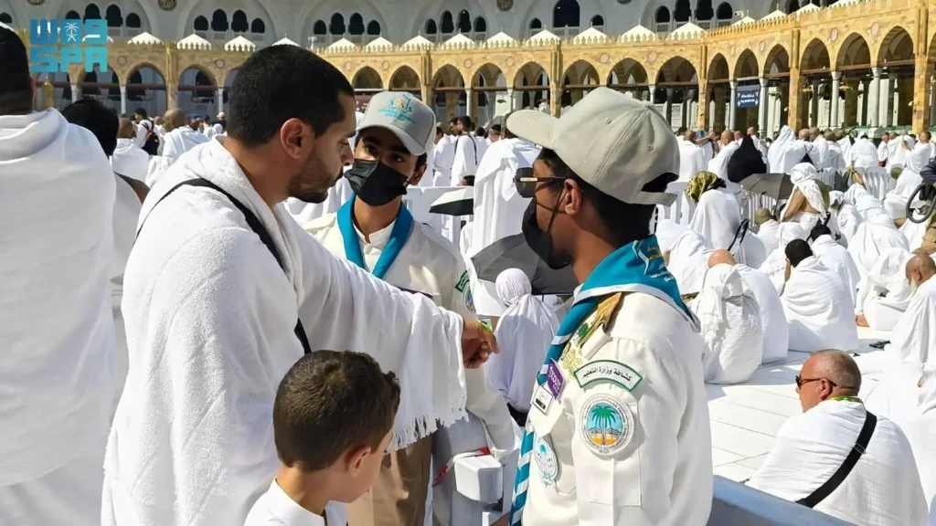 Скауты помогают управлять потоками паломников